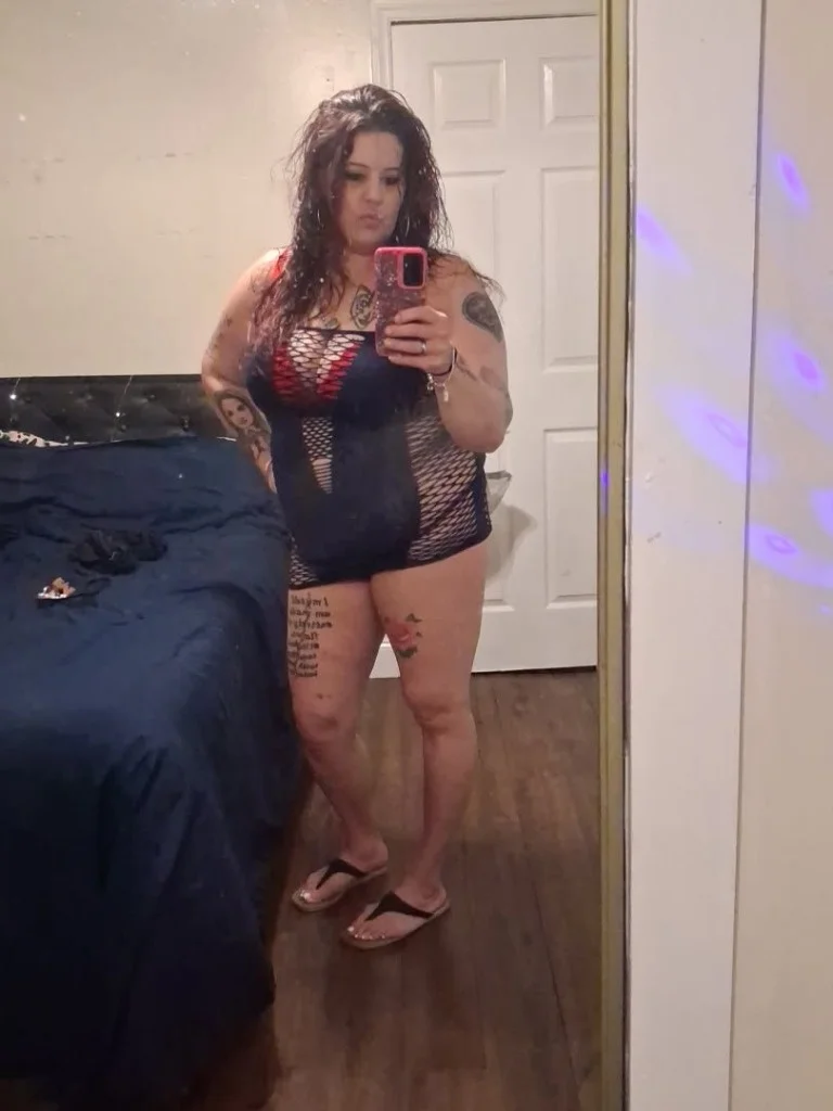 Feeling a little hot and bothered Let my curves charm and at... in Tampa – Women Seeking Men photo 6