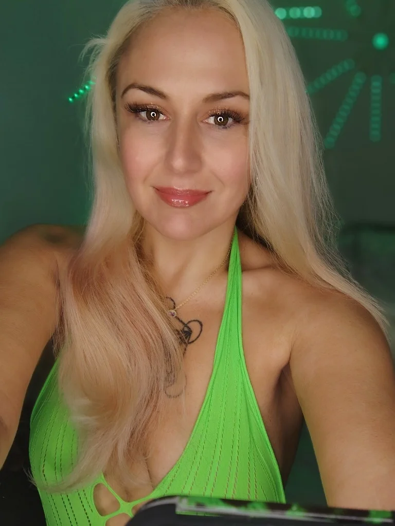 Your favorite bad decision A little sweet A little feral Com... in Tampa – Women Seeking Men photo 5