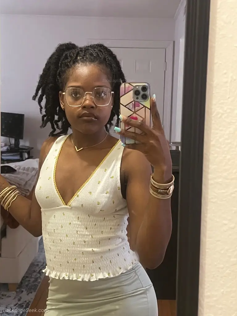 Half trouble half sweetheart good luck figuring out which is... in Tampa – Women Seeking Men photo 5
