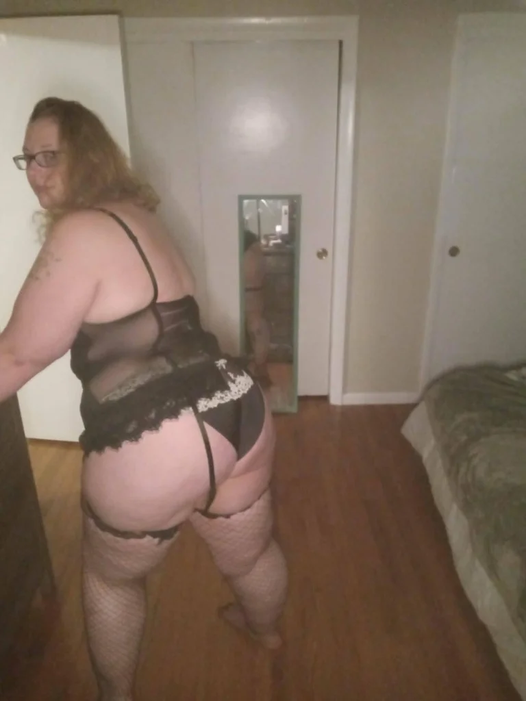 available in lynn cant host in Boston – Women Seeking Men photo 3