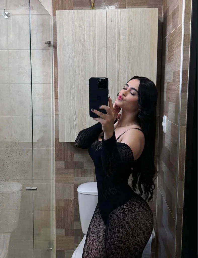 light skin short hair and big curves I have extrasavailable... in Boston – Women Seeking Men photo 3
