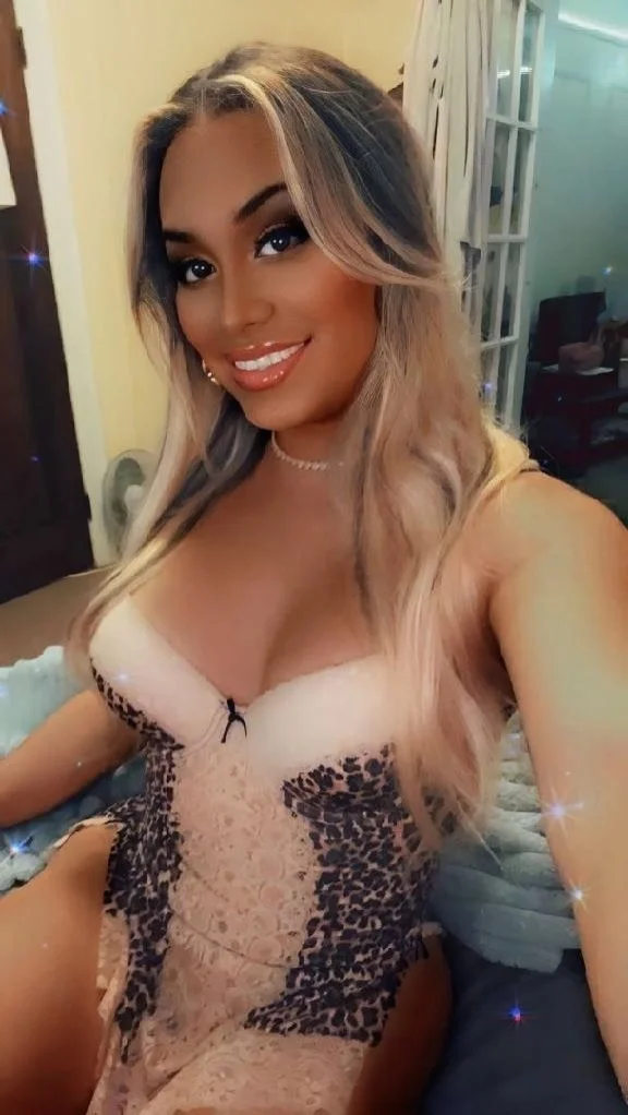 ts sandra visiting the city top and bottom here fully functi... in Boston – Women Seeking Men photo 3