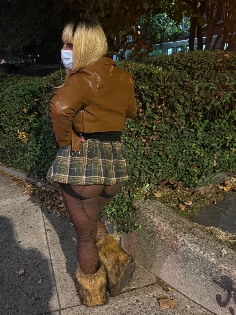 freak available i wanna suck & eat your ass (incalls available)