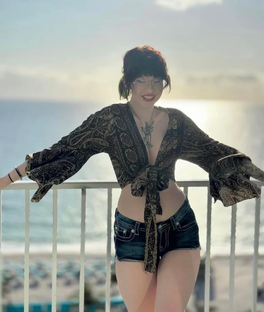 READ BIO EMO BABE looking for someone to feed me in Tucson - Women Seeking Men