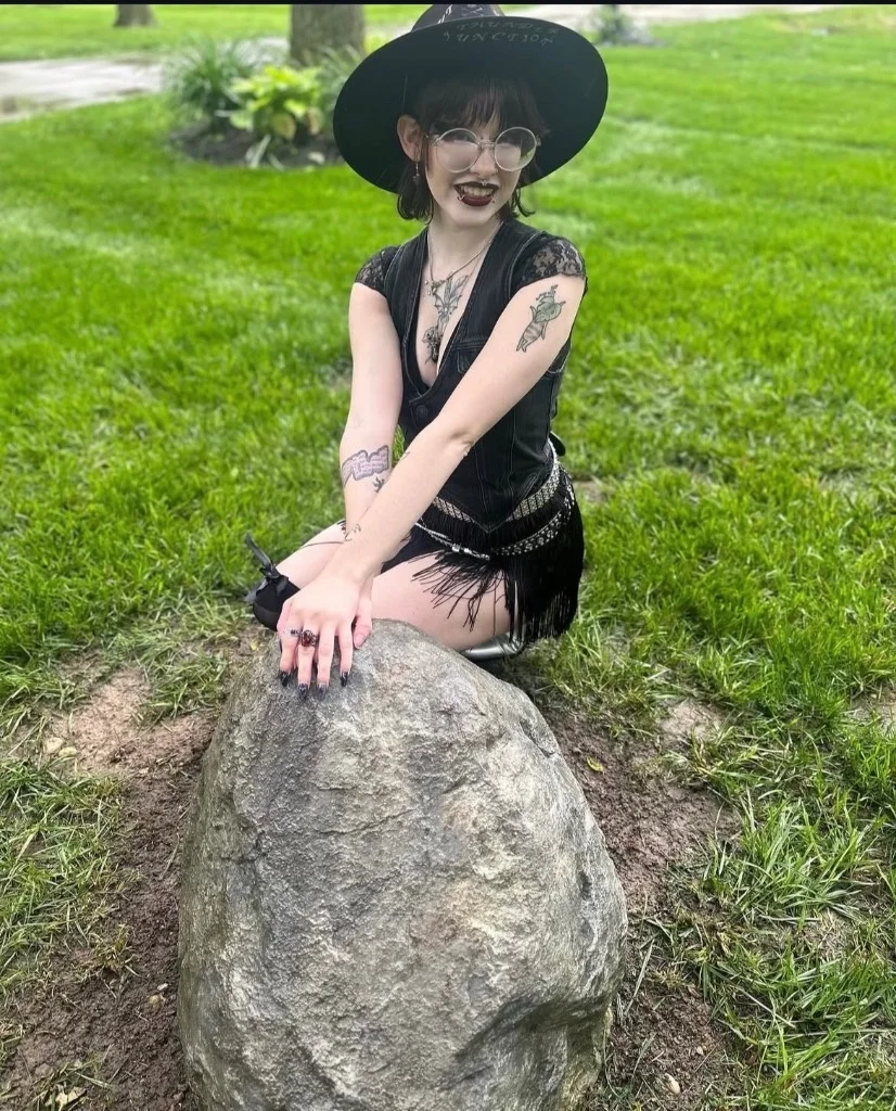 READ BIO EMO BABE looking for someone to feed me in Tucson - Women Seeking Men photo 3
