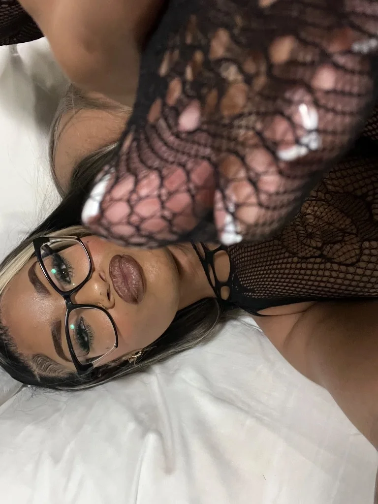 Sexy Thick Mixed Gal Reday For You To Come Play With Me Daddy