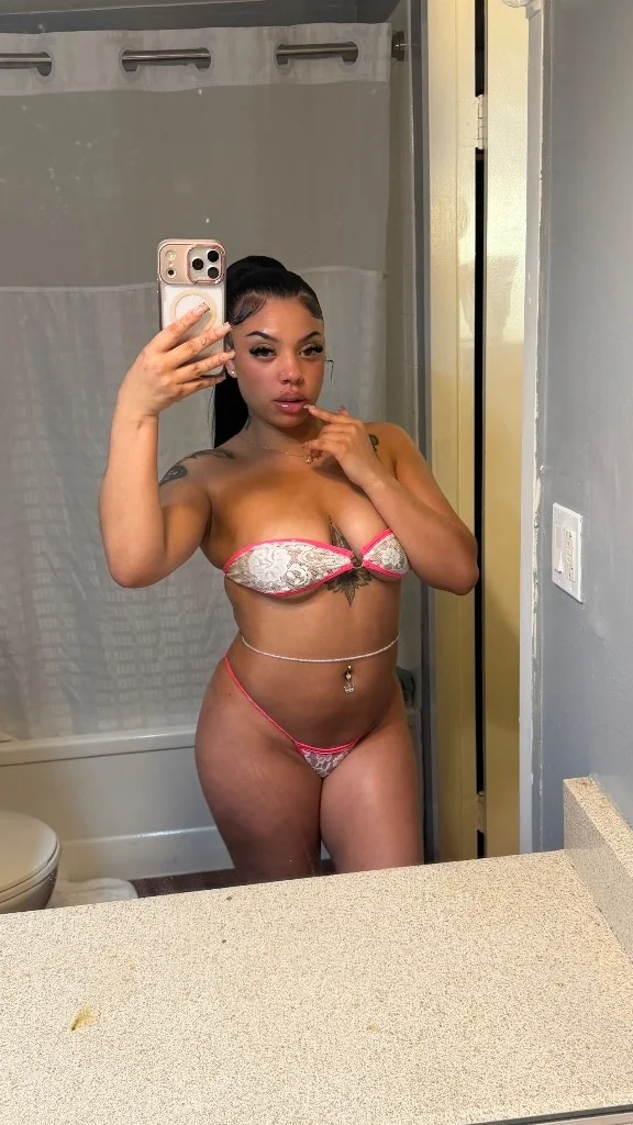 SEXY BIG BOOTY WAITING FOR YOU