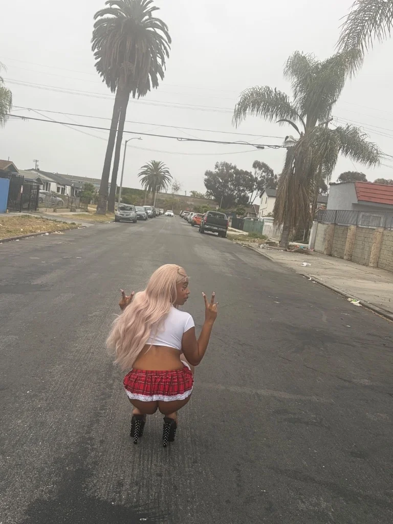 Ask about my bubbles head in Oakland – Women Seeking Men photo 3