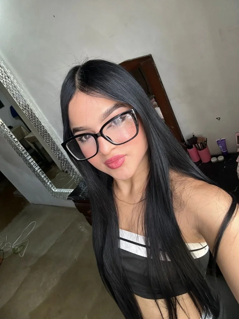 latina disponible venezolana joven hermosa