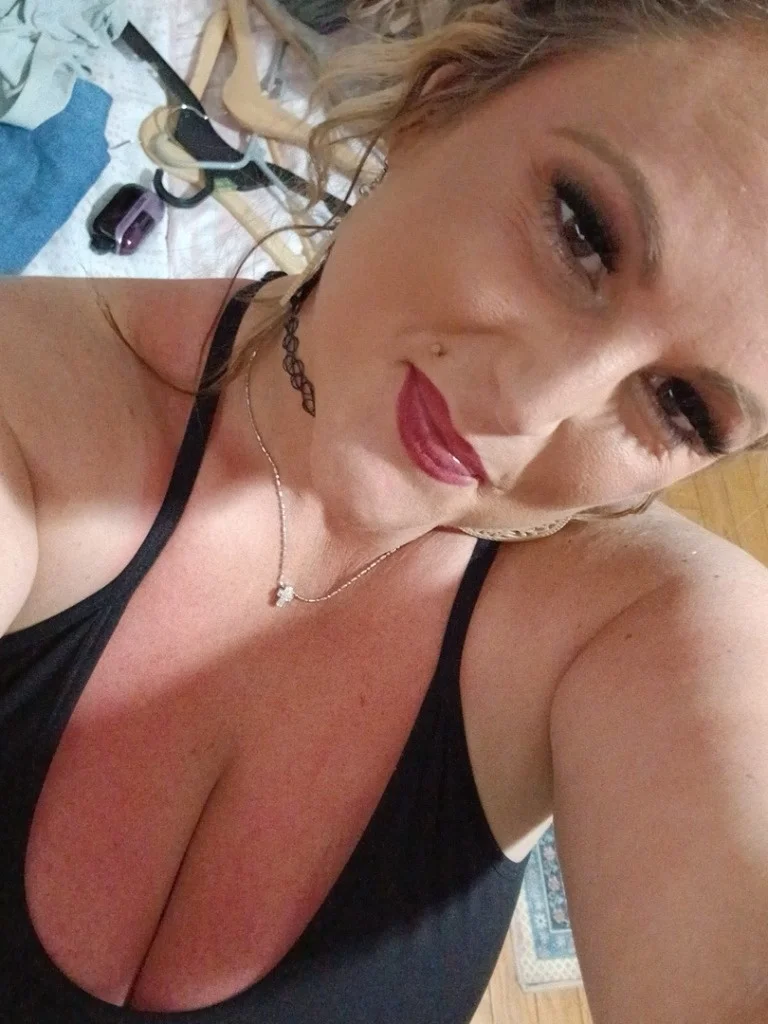 a blonde beauty and got an hourglass curvy bodyy in Orlando – Women Seeking Men photo 5