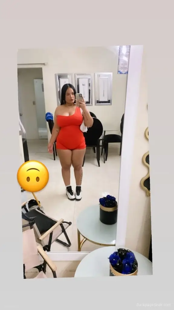 soy una chica muy hermosa blanca pelo negro piel limpia