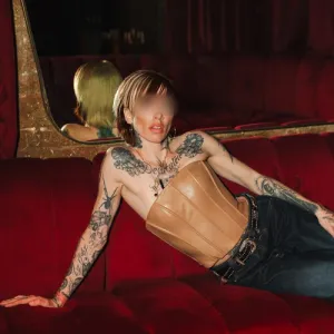your chill and sexy alt gf