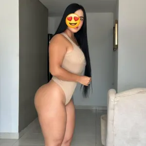 Soy una chica hermosa con un gran trasero y una linda vagina