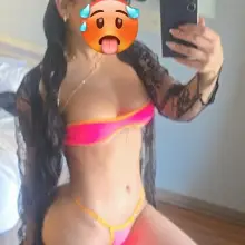 Joven y sexy, con un aire juguetn,