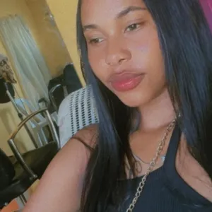 Hello I'm a Latin girl I'm available now